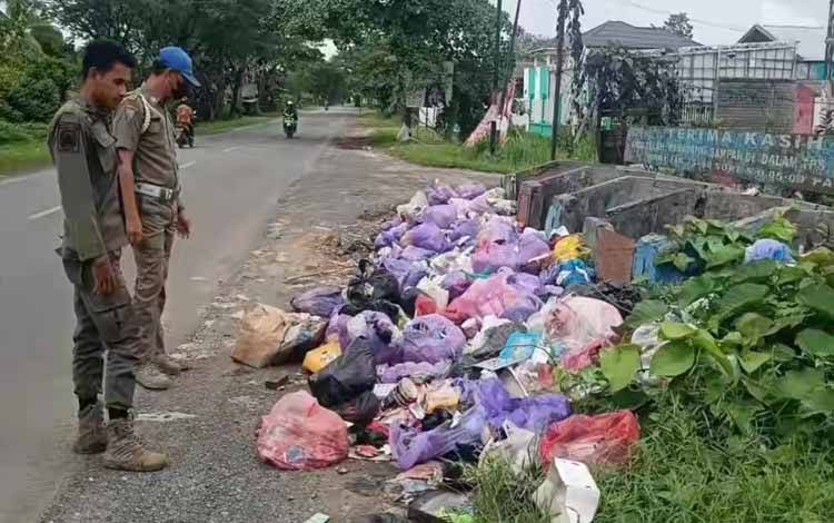 Satpol PP dan Damkar Kapuas Imbau Warga Buang Sampah di Tempat yang Disediakan