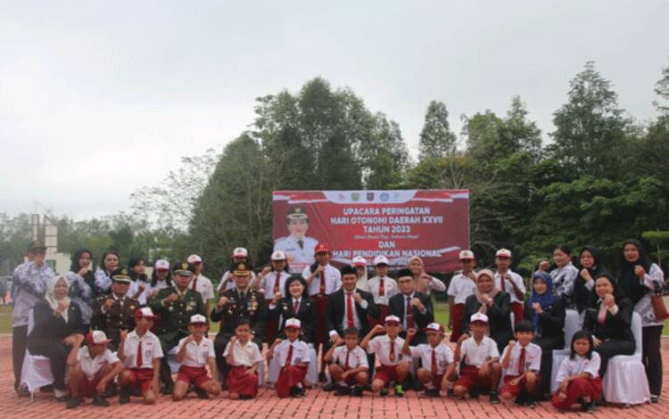 Bupati Pulang Pisau Beri Penghargaan untuk Guru Purna Tugas