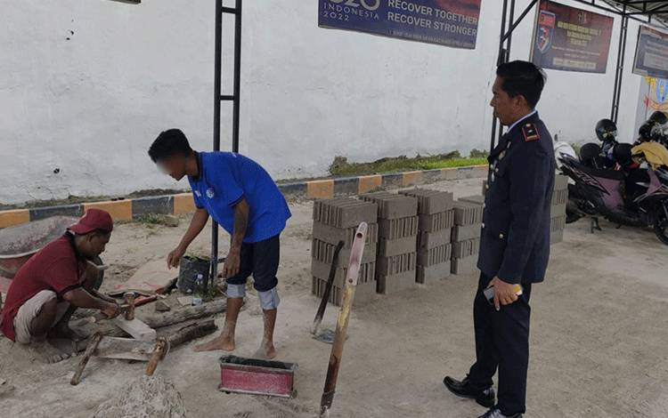 Lapas Sukamara Beri Pelatihan Pembuatan Batako Warga Binaan