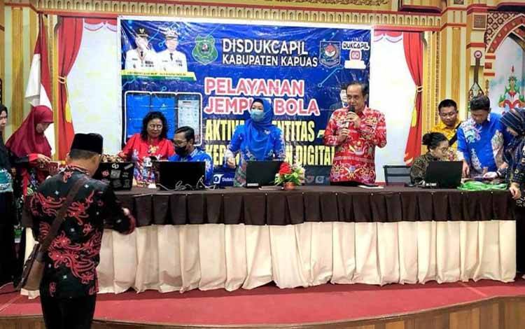 Dinas Dukcapil Kapuas Jemput Bola Aktivasi IKD Sasar Pegawai Dinas Pendidikan
