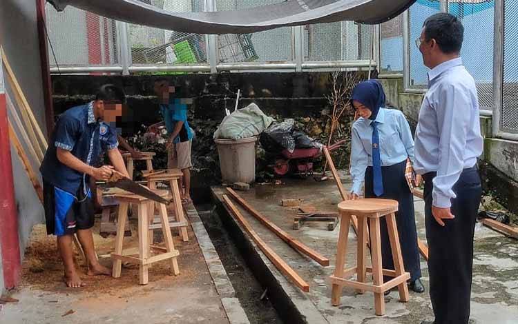 Rutan Tamiang Layang Asah Kreativitas Warga Binaan dengan Pembuatan Mebel