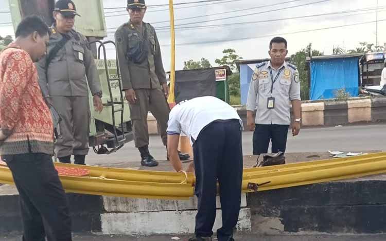 Tiang Lampu Terowongan Nur Mentaya Roboh Diduga Disenggol Truk
