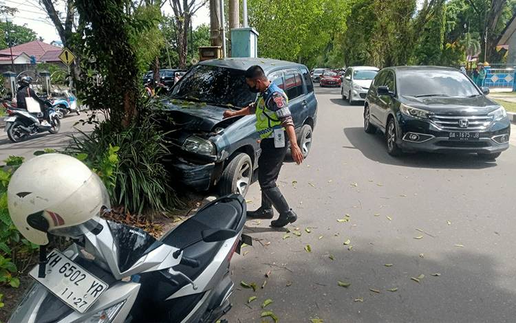 Pengemudi Suzuki Escudo Tewas Usai Tabrak Pohon di Palangka Raya
