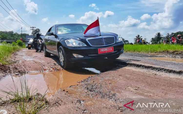 Jokowi Persilakan Masyarakat Laporkan Jalan Rusak Melalui Medsos