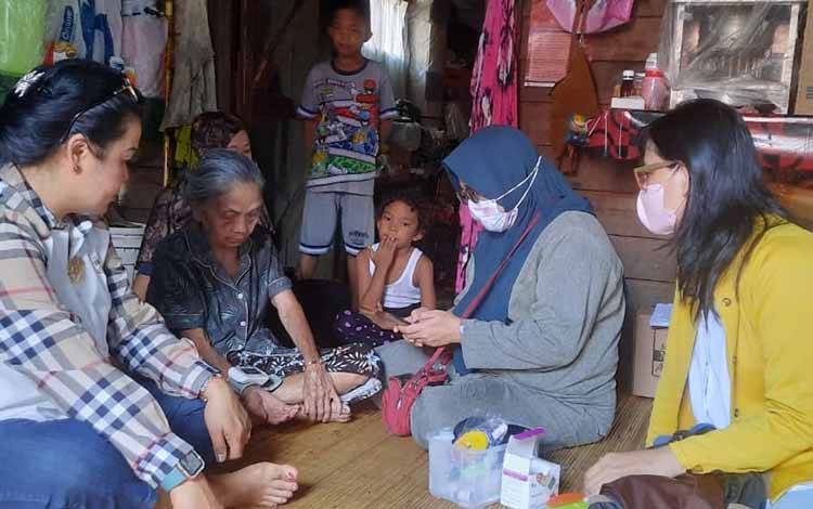 Lurah Langkai, Kunjungi Warga Sakit