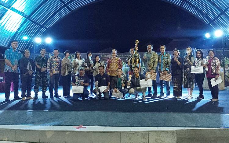 Kecamatan Awang Juara Umum Festival Budaya Nansarunai Jajaka 2023