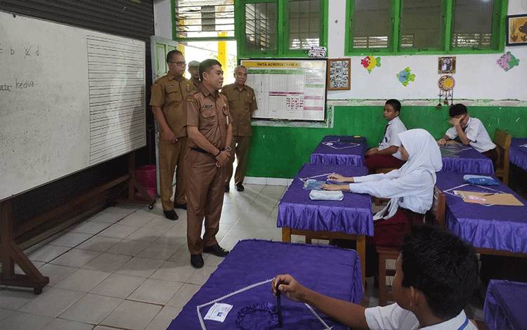 Plt Kadisdik Kotim Pantau Penilaian Sumatif Akhir