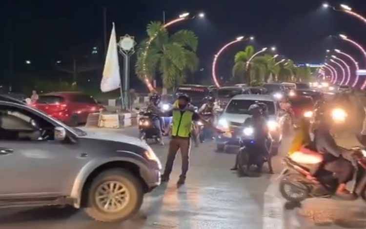 Kondisi perempatan Hasan Mansur-Tjilik Riwut saat ramai kendaraan. (FOTO: DEWIP)?