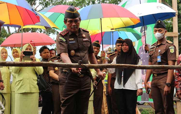 Kunjungan Kerja Kajati Kalteng ke Seruyan Disambut dengan Potong Pantan