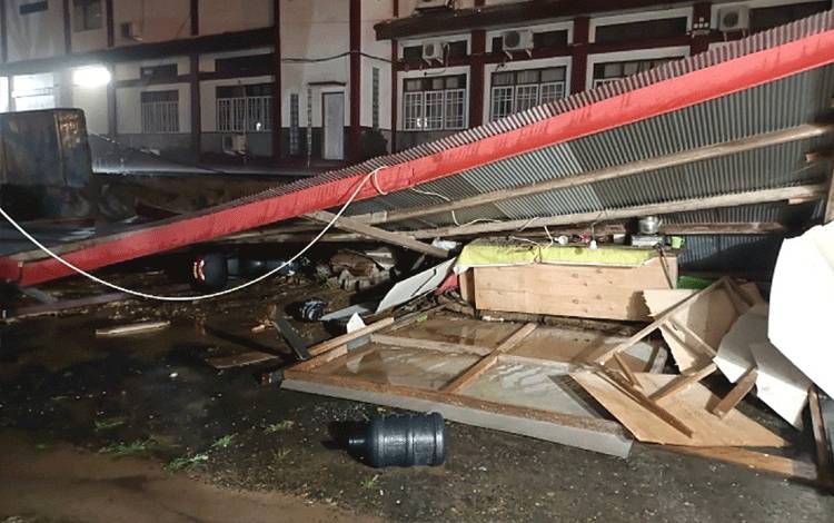 Pagar Kantor Bupati Barito Timur Roboh dan Timpa Motor di Parkiran Polsek Dusun Timur