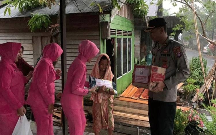 Wakapolres Bersama Wakil Ketua Bhayangkari Cabang Kapuas Bagikan Bansos