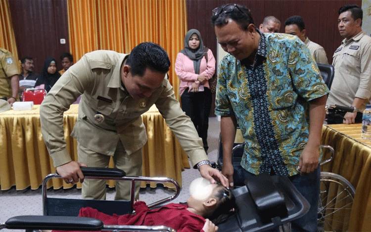 Bupati Lamandau Salurkan Bantuan Asistensi Rehabilitasi Sosial