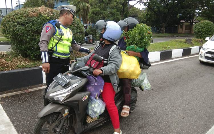 Pengendara Motor Diimbau Tak Bawa Barang Berlebihan