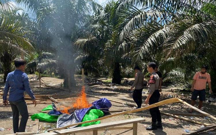 Diduga Jadi Sarang Judi, Tenda di Tengah Kebun Sawit Dibongkar Polisi