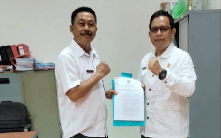 Disdik Seruyan Serahkan Berkas Hasil Verifikasi Pengajuan Bantuan Beasiswa