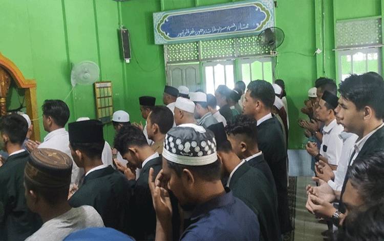 Peserta Didik MAN Kapuas Dipercaya Masyarakat Laksanakan Salat Jenazah