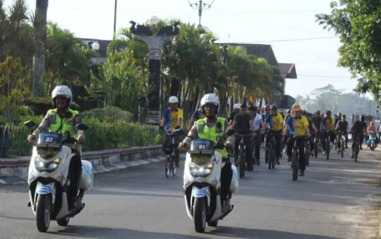 Satlantas Polres Kapuas Kawal Sepeda Santai TNI-Polri