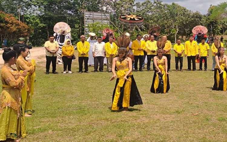 Daftarkan Caleg ke KPU, Partai Golkar Lamandau Disambut?Kesenian Multikultur  ?