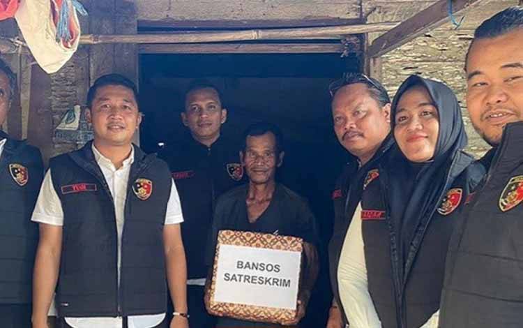 Satreskrim Polres Kapuas Salurkan Bansos untuk Masyarakat