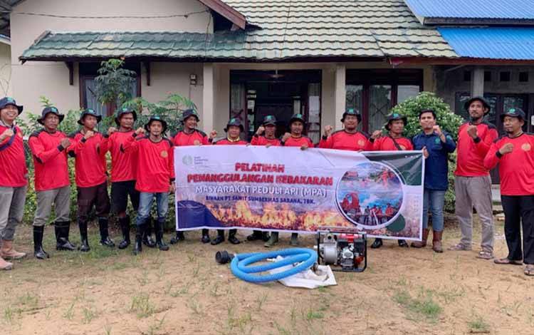 PT SSMS Tbk Serahkan Sarpras Dalkarhutla ke MPA Desa Talio Hulu dan Desa Tahai Jaya