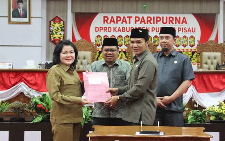 Bupati Pulpis Hadiri Rapat Paripurna Perubahan Peraturan Daerah