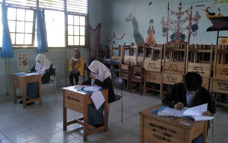 Dua Peserta Didik MAN Kapuas Raih Juara Regional di Ajang Kompetisi Matematika COMIC 2023