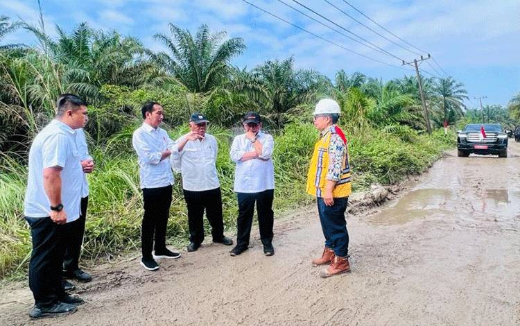 Presiden Ungkap Dapat Aduan Jalan Rusak di 7.400 Lokasi Dari Medsos