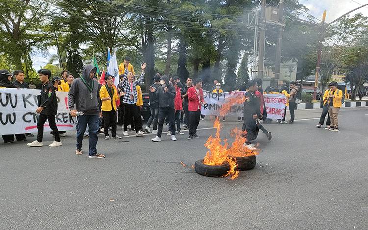 Gerakan Almamater Kalteng Demo Tolak UU Cipta Kerja dan RUU Omnibus Kesehatan, Sampaikan 8 Tuntutan ini