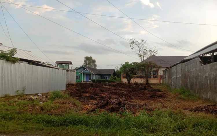 Bakar Sampah Malah Kebakaran Lahan Hingga Hampir Mengenai Rumah Warga