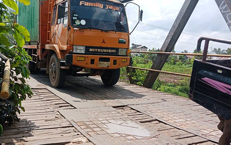 DPRD Kotim: Truk Muatan Berat Jangan Lintasi Jembatan Patah Kapten Mulyono