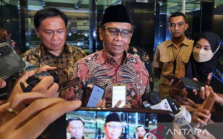 Presiden Tunjuk Menkopolhukam Mahfud MD sebagai Plt Menkominfo