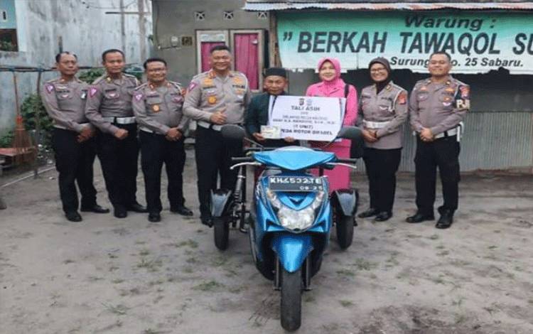 Dirlantas Polda Kalteng Beri Hadiah Sepeda Motor untuk Disabilitas