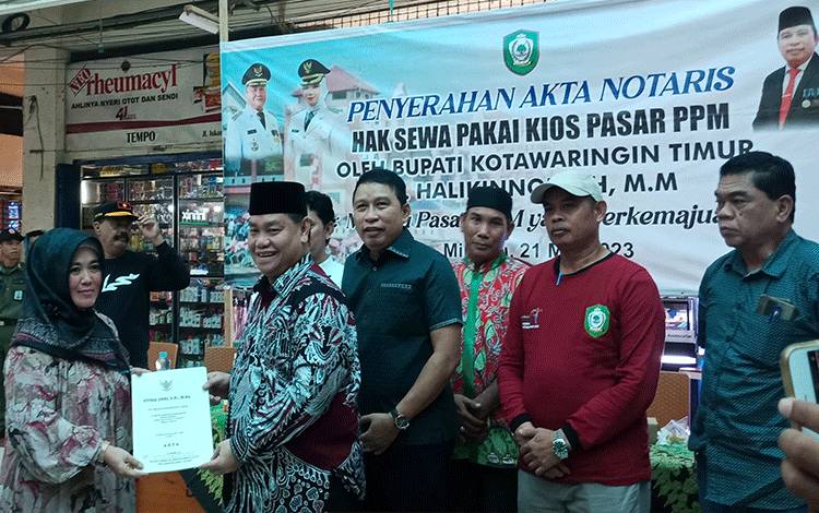 Bupati Kotim Serahkan Akta Notaris Hak Sewa Pakai Kios Terhadap Pedagang di PPM Sampit