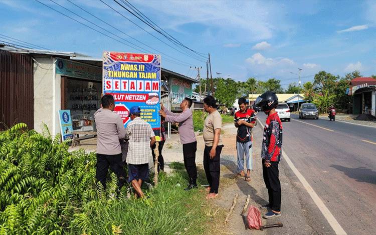 Kapolsek Kapuas Timur Pasang Spanduk Imbauan Cegah Laka Lantas