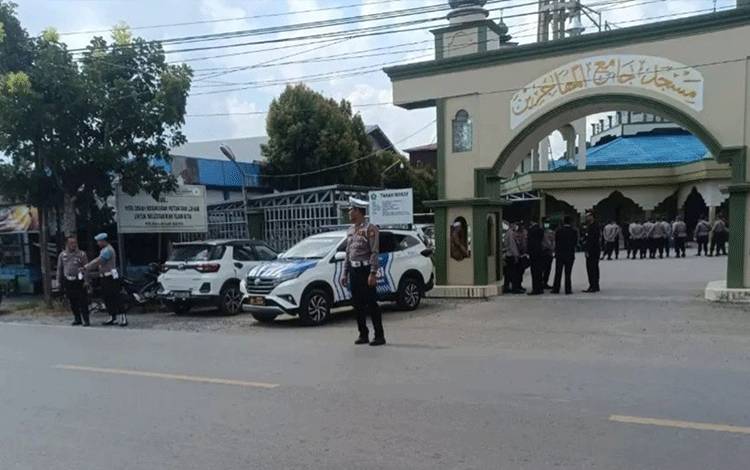 Beri Penghormatan Terakhir, Satlantas Polres Kapuas Lakukan Pengawalan Jenazah Anggota Polres ke Pemakaman