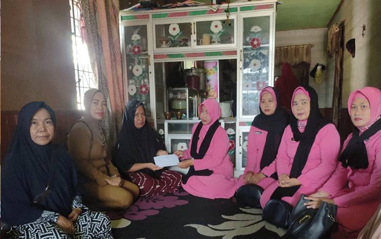 Wujud Ungkapan Belasungkawa, Bhayangkari Cabang Kapuas Takziah ke Rumah Duka Anggota