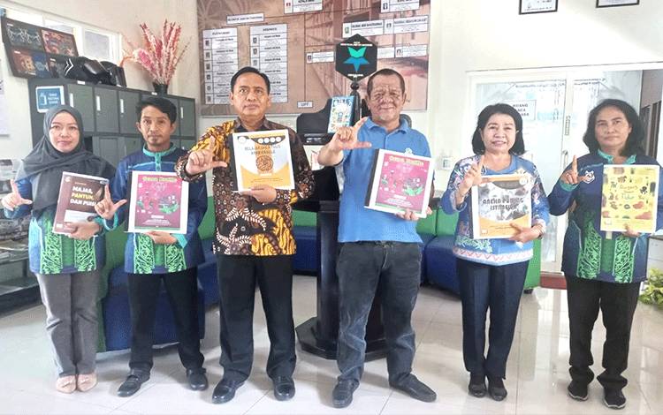Penuhi Kebutuhan Pemustaka Penyandang Tunanetra, Disarpustaka Kapuas Lengkapi Koleksi Puluhan Buku Braile