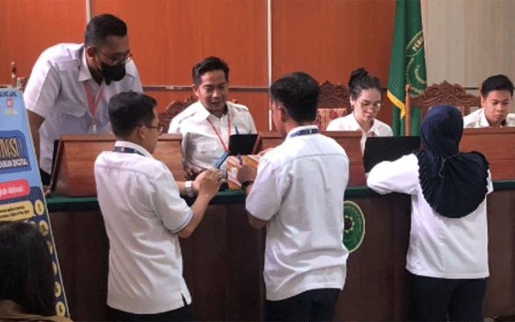 Disdukcapil Kapuas Jemput Bola Aktivasi IKD ke Instansi Vertikal