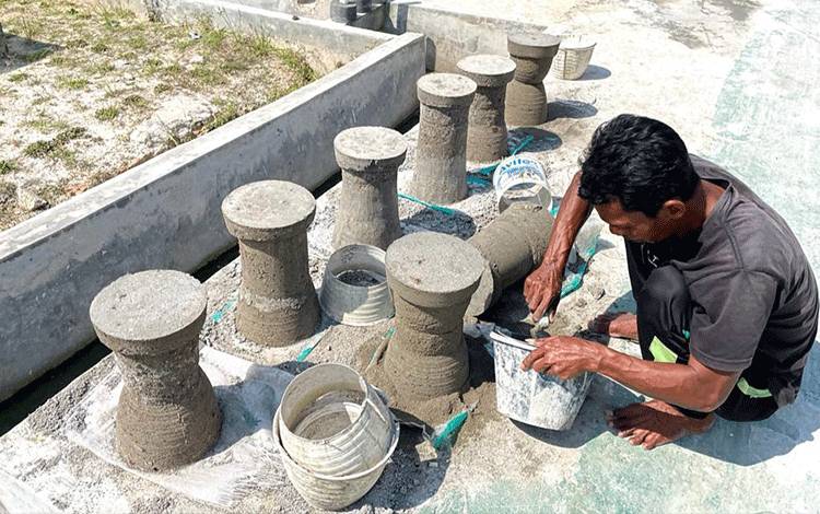 Lapas Sukamara Tingkatkan Kreativitas WBP Membuat Kerajinan Tempat Duduk Dari Semen