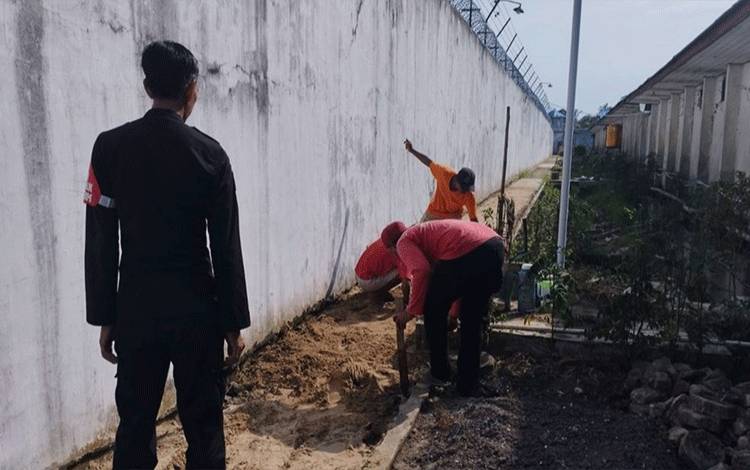 Demi Terjaganya Kamtib, Rutan Kapuas Lakukan Pemeliharaan Jalan Area Brandgang