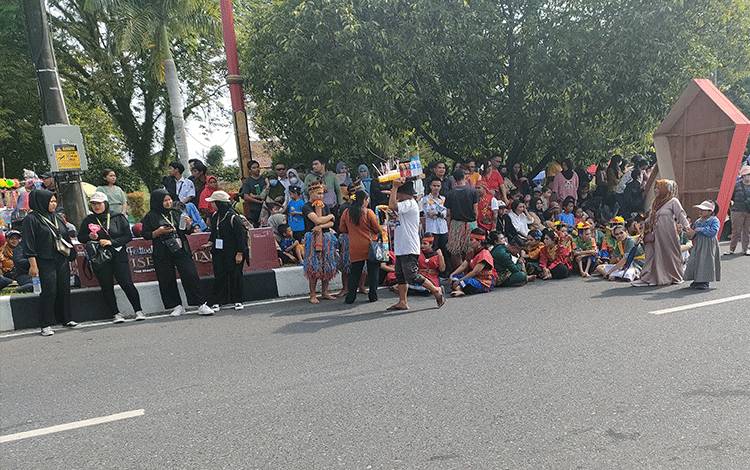 Masyarakat Antusias Saksikan Pawai Mobil Hias Festival Budaya Iseng Mulang