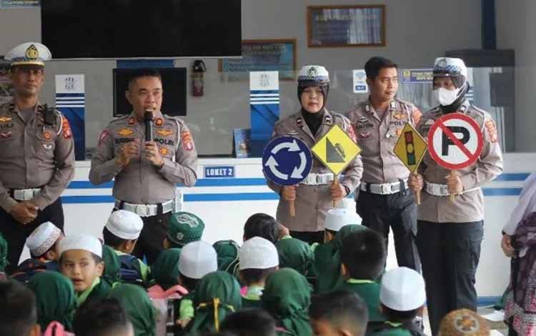 Satlantas Polres Kapuas Kenalkan Sejak Dini Pentingnya Tertib Lalu Lintas