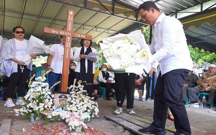 Bupati Hadiri Pemakaman Tokoh Pendiri Kabupaten Lamandau  ?