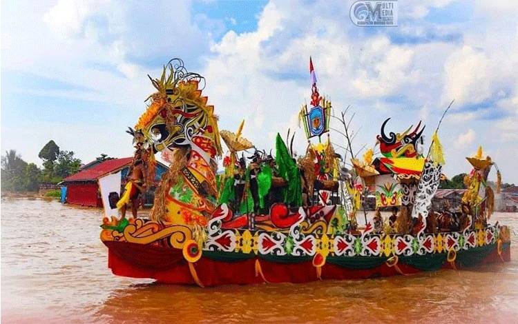 Usung Tema Cahai Ondhui Tingang, Murung Raya Raih Juara 2 Lomba Jukung Hias FBIM 2023
