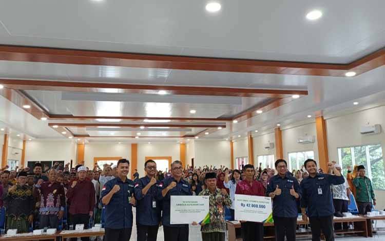 Ratusan Guru Ngaji danTokoh Agama Non Muslim Terima Insentif dari Pemkab Kobar