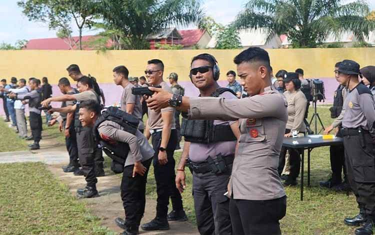 Kapolres Barito Timur Pimpin Latihan Menembak