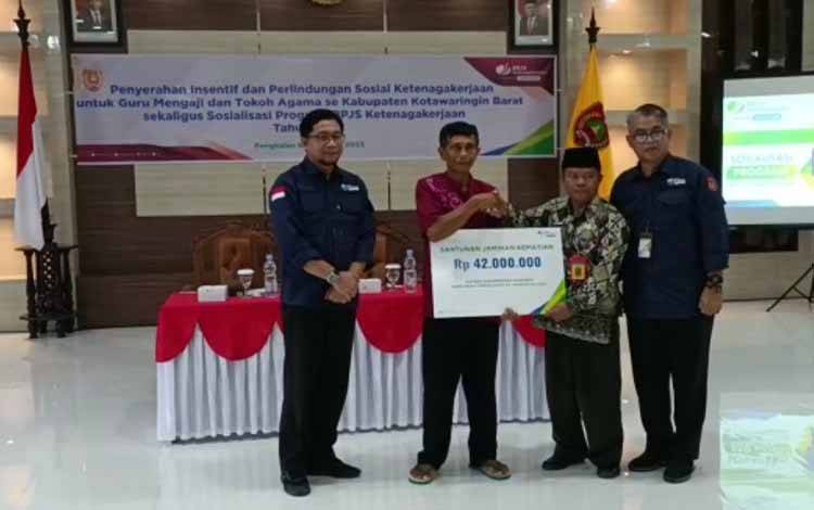 Insentif kepada Guru Ngaji dan Tokoh Agama Non Muslim Sebagai Bentuk Kepedulian Pemkab Kobar