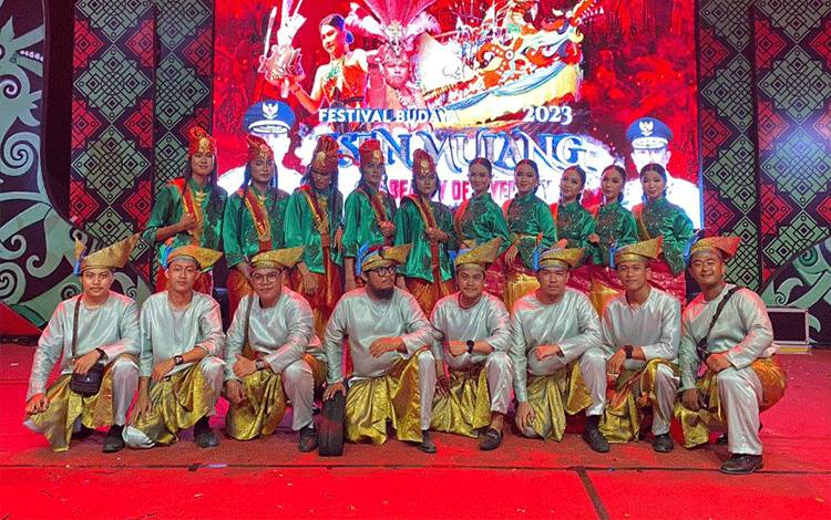 Usung Tema Kemahsyuran Garbangsari, Kotim Sukses Juara Tari Pesisir FBIM