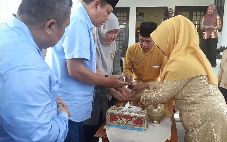 Kedatangan Pj Bupati Kobar Budi Santoso Disambut Upacara Adat Tampung Tawar