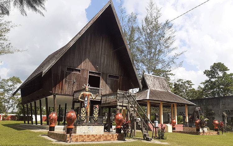 Inilah Rumah Betang Tempat Wisata Desa Pasir Panjang, Simak Keunikannya